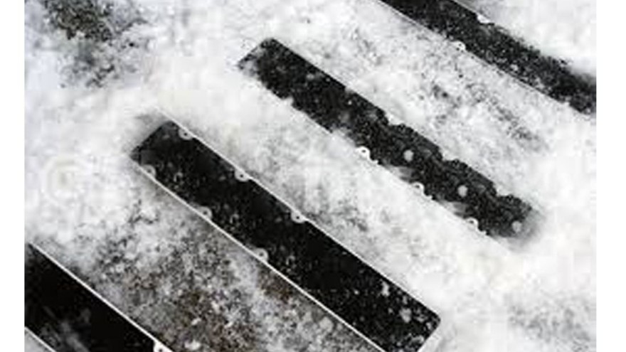 公交車(chē)車(chē)廂貼防滑膠帶，方便乘客雪天安全上下車(chē)